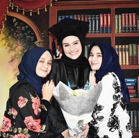 Sarah, Zeezee, dan Anisa, terlihat selalu kompak. Tiga wanita cantik ini juga sering terlihat berpose akrab di berbagai kesempatan. Foto: Instagram/zeezeeshahab