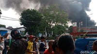 Sejumlah warga melihat asap hitam yang membubung tinggi dari kejauhan. (Eva/detikcom)