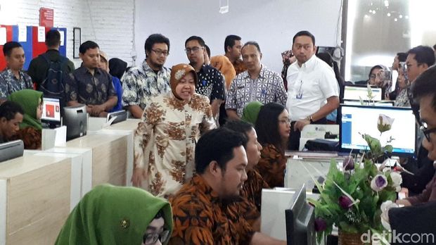 Risma mencari cara agar antrean tidak mengular