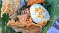 Sego pecel Berkat di Malioboro Jogja jadi pilihan @dania_elita. Lauknya tempe goreng, telur dadar plus rempeyek. Enaknya! Foto: Instagram @dania_elita
