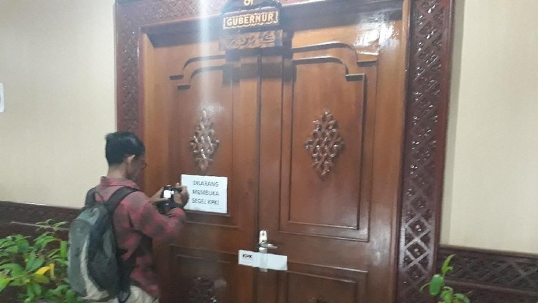 Irwandi Jadi Tersangka, Ruang Kerja Gubernur Aceh Disegel KPK Irwandi Jadi Tersangka, Ruang Kerja Gubernur Aceh Disegel KPK