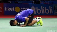 Sujud Syukur Hafiz usai menumbangkan unggulan Denmark. 