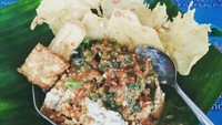 Yang ini racikan sego pecel gaya Kediri yang dinikmati @michaelirianto  Foto: Instagram