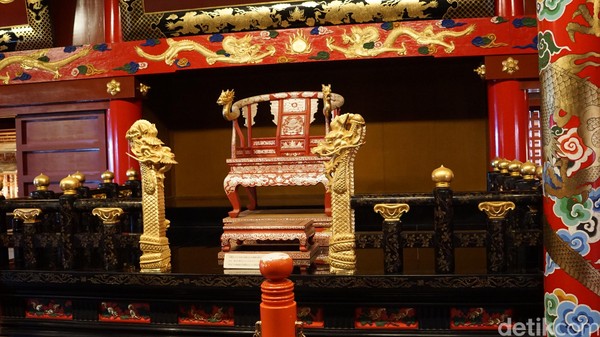 Ruang Raja Ryukyu duduk dan masih ada singgahsana. Warna emas menyelimutinya dan ada pembatas antara singgahsana dengan jalur pengunjung (Foto: Masaul/detikTravel)