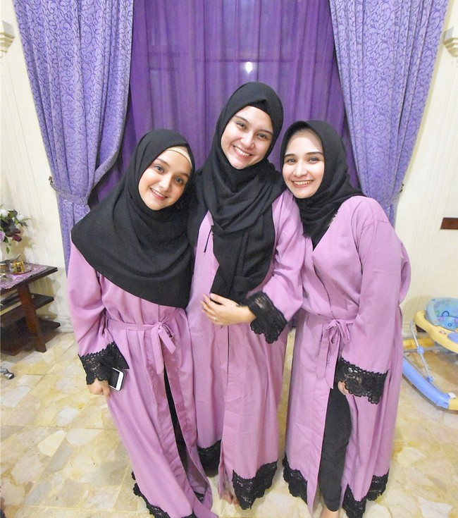 Saat idul fitri lalu, Sarah memakai busana seragam dengan kedua saudaranya. Mereka kompak memakai dress bernuansa ungu dan hijab berwarna hitam. Foto: Instagram/SarahShahab