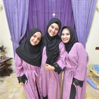 Saat idul fitri lalu, Sarah memakai busana seragam dengan kedua saudaranya. Mereka kompak memakai dress bernuansa ungu dan hijab berwarna hitam. Foto: Instagram/SarahShahab
