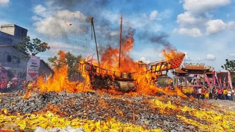 Foto: Bakar Tongkang (ivonesuryani/dTraveler) Foto: Bakar Tongkang (ivonesuryani/dTraveler)