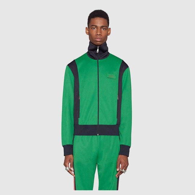Nama jaket Gucci yang viral ini adalah Tiger patch technical jersey jacket dari koleksi Cruise 2018. Foto: Gucci
