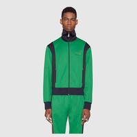 Nama jaket Gucci yang viral ini adalah Tiger patch technical jersey jacket dari koleksi Cruise 2018. Foto: Gucci