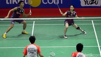 Kekalahan di set pertama membuat Kobayashi/Matsutomo berusaha membayarnya di babak kedua. Pasangan ganda campuran peringkat 38 dunia itu langsung tancap gas dan membuka keunggulan terlebih dahulu dengan skor 3-1.