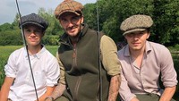 Memancing juga jadi aktivitas yang super seru bagi keluarga Beckham. Asiknya! Pantas saja dia selalu awet muda. (Foto: Instagram/davidbeckham)
