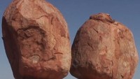 Devils Marbles merupakan fenomena alam yang unik. Bayangkan saja, di tengah gurun dengan tanah yang berwarna merah seluas 1.802 hektar terdapat banyak bebatuan granit yang bentuknya bulat sempurna. Bagaikan telur-telur raksasa (Youtube)