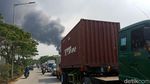 Potret Asap Hitam Membubung di Kampung Bandan