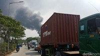 Asal asap itu diduga dari kebakaran di sebuah gudang di Kampung Bandan. (Eva/detikcom)