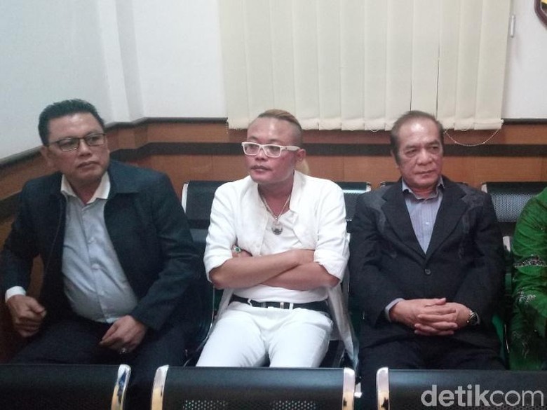 Sule Berani Sumpah di Atas Al Quran Tak Pernah Selingkuh dan Nikah Siri Sule Berani Sumpah di Atas Al Quran Tak Pernah Selingkuh dan Nikah Siri
