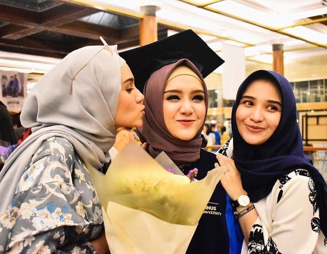 Begitupun saat wisuda adik kedua Zeezee Shahab, Annisa Shahab, Sarah kembali tampil simple dengan hijab segi empat dan blouse bermotif. Foto:Instagram/zeezeeshahab