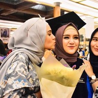 Begitupun saat wisuda adik kedua Zeezee Shahab, Annisa Shahab, Sarah kembali tampil simple dengan hijab segi empat dan blouse bermotif. Foto:Instagram/zeezeeshahab