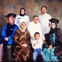 Tak hanya kecantikan Sarah yang mencuri perhatian, tapi juga gaya hijab Sarah yang sederhana tapi tetap stylish. Biasanya Sarah memakai hijab segi empat di kesehariannya. Foto: Instagram/SarahShahab