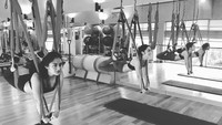 Melatih kelenturan tubuh dengan yoga swing. (Foto: Instagram/sitibadriah)