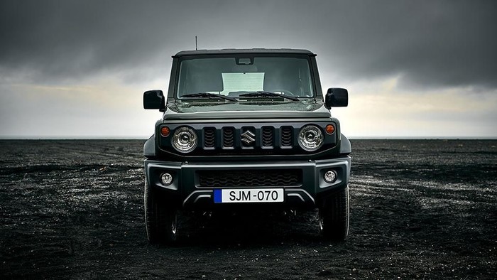 Setelah foto dan spesifikasi Jimny terbaru bocor di media sosial, Suzuki akhirnya secara resmi meluncurkan Jimny. Mobil bertenaga penggerak empat roda itu akhirnya dipermak habis-habisan juga usai 20 tahun hanya sekadar mempercantik tampilannya saja.