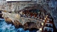 Di Italia, Grotta Palazzese sangat terkenal dengan pemandangan laut yang cantik. Restoran ini berlokasi di gua pinggir laut. Restoran yang sudah ada sejak lama ini menyajikan seafood fresh dan cocktail. Foto: Grotta Palazzese