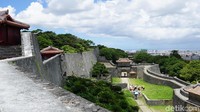 Letak Kastil Shurijo yang berada di atas bukit membuat kita bisa melihat Kota Naha dari ketinggian. Harga tiketnya jika perorangan dewasa 820 Yen, murid SMA 620 Yen, dan setara SD 310 Yen, serta gratis bagi anak di bawah 6 tahun (Masaul/detikTravel)