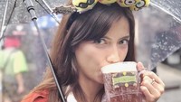 Mampir ke Wizarding World of Harry Potter, Sabrina juga tak melewatkan untuk mencicip minuman ikoniknya. Butterbeer tanpa alkohol pun dinikmati Sabrina. Foto: Instagram @sabrinachairunnisa_