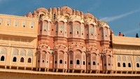 Selain sebagai tempat mengintip bagi Royal Ladies, jendela ini juga berguna untuk menjaga istana tetap dingin. Itulah kenapa Hawa Mahal diberi julukan Istana Angin. (hawa-mahal.com)