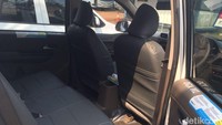 Interior mobil taksi. Wuling Confero yang dipakai menjadi taksi merupakan tipe terendah. Foto: Khairul Imam Ghozali