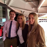 Selama beberapa minggu terakhir aku menghabiskan waktu dengan keluargaku dan itu penting karena anakku berusia 18 dan 14, dan perkembangan mereka sama pentingnya dengan apapun dalam hidupku, ungkap Southgate.  Foto: Facebook Alison Southgate  