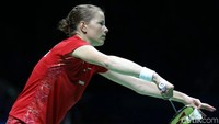 Christina Pedersen melakukan servis. 
