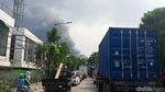 Potret Asap Hitam Membubung di Kampung Bandan