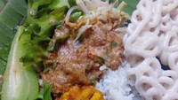 @heriza_karunia juga tak pernah bosan dengan pecel. Yang ini dinikmati dengan kerupuk dan bakwan. Foto: Instagram @heriza_karunia