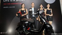 etelah meluncurkan varian ABS-nya dua bulan lalu, PT Piaggio Indonesia meluncurkan Vespa Sprint Carbon di Jakarta, Kamis (5/7/2018).