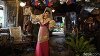 Gaun panjang paduan warna putih dan merah yang menawan. Lengannya pun berpola lebar dikenal dengan pola kupu-kupu. Ragam corak bordir berwarna keemasan menghiasi gaun. Elegan! (Syanti/detikTravel)