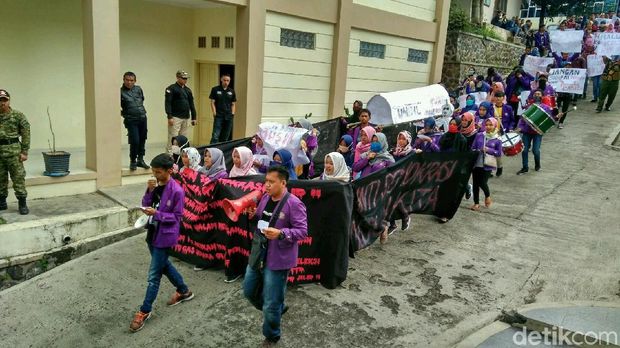 Bawa Keranda, Mahasiswa-Dosen Tolak Pelantikan Rektor Unigal