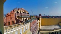 Waktu terbaik untuk menikmati keindahan Hawa Mahal adalah saat saat sunrise. Tempat ini juga populer dengan golden sun light. (luggda/Instagram)