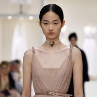 Bila gaya rambut yang bold jadi andalan Chanel dan Valentino, Christian Dior memilih sesuatu yang minimalis. Ini membuktikan, gaya rambut yang sleek dan sederhana tetap menjadi favorit untuk setahun mendatang. (Foto: Getty Images)