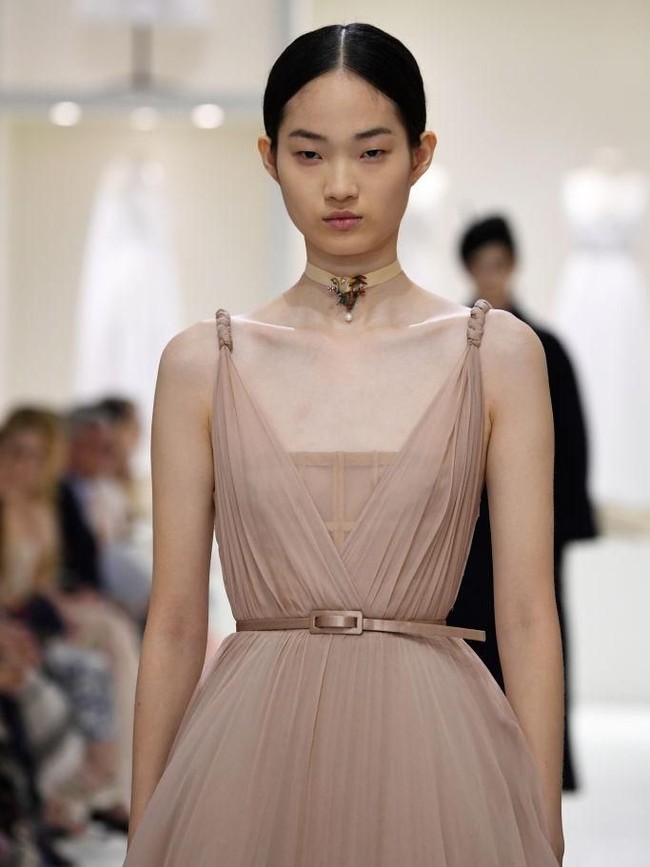 Bila gaya rambut yang bold jadi andalan Chanel dan Valentino, Christian Dior memilih sesuatu yang minimalis. Ini membuktikan, gaya rambut yang sleek dan sederhana tetap menjadi favorit untuk setahun mendatang. (Foto: Getty Images)