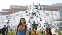 Rika juga sempat berpose dengan patung raksasa Gundam di Odaiba (rikatinydoll/Instagram)