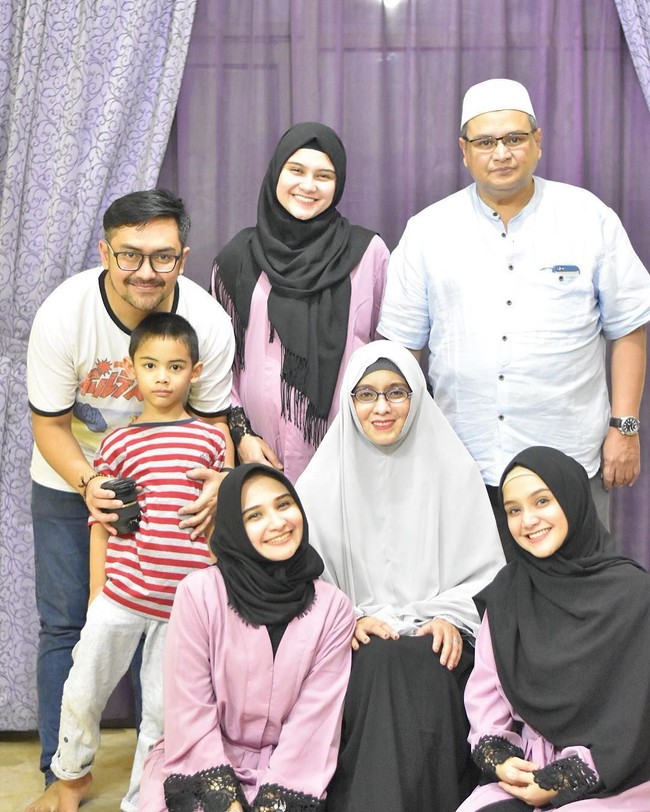 Zeezee Shahab memiliki dua adik perempuan yang sama-sama memakai hijab. Kedua adik Zeezee Shahab kerap mencuri perhatian netizen karena berwajah cantik, mirip Zee Zee Shahab. Foto: Instagram/SarahShahab