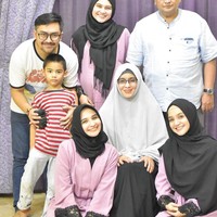 Zeezee Shahab memiliki dua adik perempuan yang sama-sama memakai hijab. Kedua adik Zeezee Shahab kerap mencuri perhatian netizen karena berwajah cantik, mirip Zee Zee Shahab. Foto: Instagram/SarahShahab