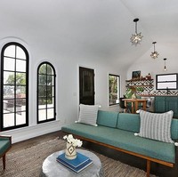 Bagian dalam rumah didesain bernuansa Mediterania, dengan sentuhan warna teal di antara dominasi kayu dan palet netral. Foto: Dok. Elite Readerss/ Tracy Do Real Estate