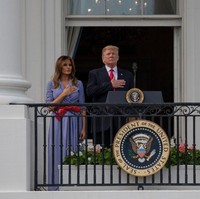 Melania lalu menyempurnakan gayanya dengan sabuk merah bergaya obi dari Alexander McQueen. Sabuk tersebut dijual seharga US$ 537 atau setara dengan Rp 77 juta. (Foto: Getty Images)