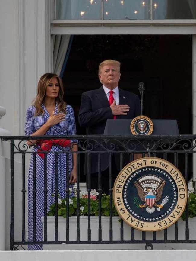 Melania lalu menyempurnakan gayanya dengan sabuk merah bergaya obi dari Alexander McQueen. Sabuk tersebut dijual seharga US$ 537 atau setara dengan Rp 77 juta. (Foto: Getty Images)