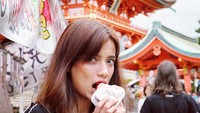 Siapa sangka, wanita berwajah imut ini ternyata suka jajan juga ya. Hayo tebak, kira-kira Sabrina lagi menikmati jajanan apa? Foto: Instagram @sabrinachairunnisa_