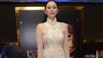 Aura Kasih Tampil Transparan di Karpet Merah