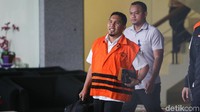Bupati Bener Meriah, Aceh, Ahmadi, menuju mobil tahanan di Gedung KPK, Jakarta, Kamis (5/7/2018).