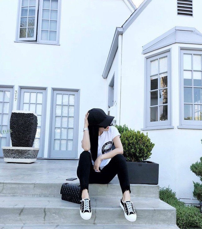 Berpose di depan rumah temannya yang jadi tempatnya menginap saat liburan di Los Angeles, penyanyi yang kini bermain film itu tampil casual memakai sneakers dari Dior. Sneakers hitam putih itu harganya mencapai US$ 850 atau sekitar Rp 12 jutaan. Foto: Instagram Syahrini