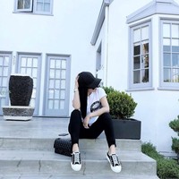 Berpose di depan rumah temannya yang jadi tempatnya menginap saat liburan di Los Angeles, penyanyi yang kini bermain film itu tampil casual memakai sneakers dari Dior. Sneakers hitam putih itu harganya mencapai US$ 850 atau sekitar Rp 12 jutaan. Foto: Instagram Syahrini